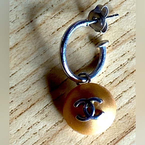 1999 Chanel earring needs work - Picture 1 of 5